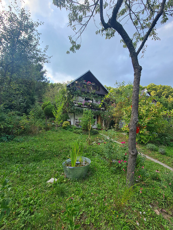 Záhrada s murovanou chatou s nádherným výhľadom - 3