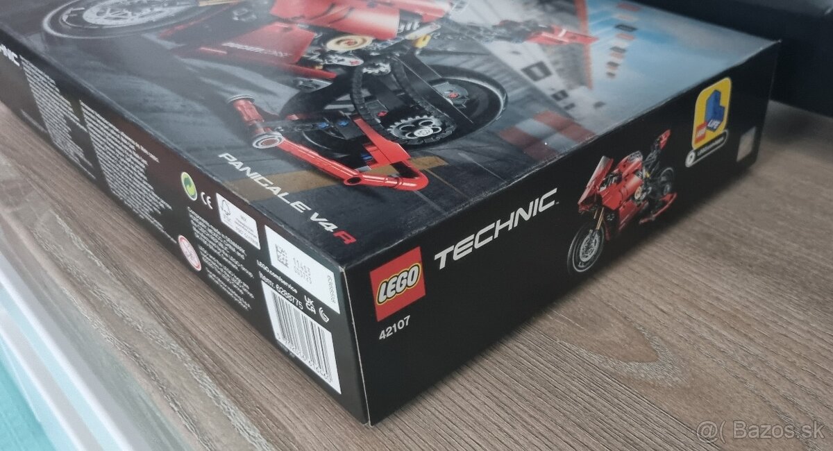Predám LEGO Technic 42107 Ducati Panigale V4 R - 3