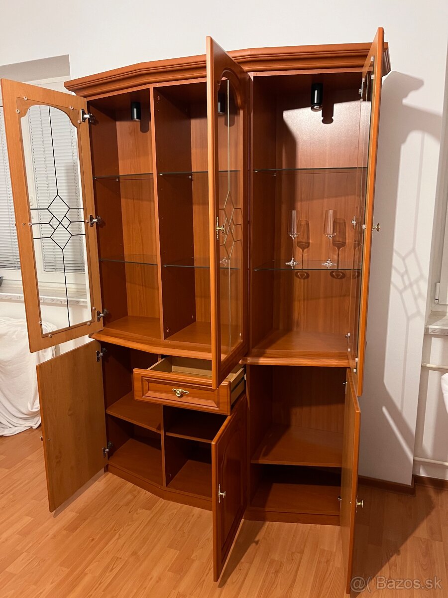 Skriňa s vitrínou - 3