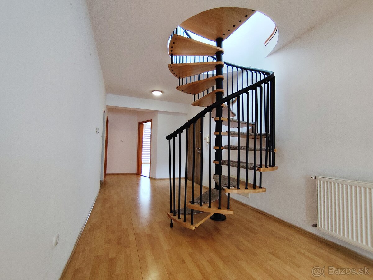 Unikátny 4-izbový byt v centre Čadce - 3