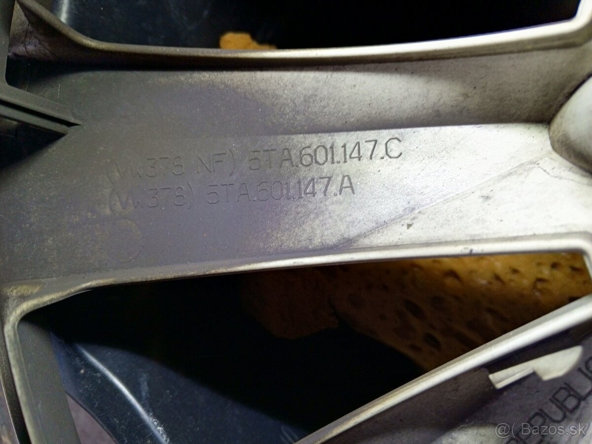 5TA601147A → predám originál puklice VW GROUP - 3