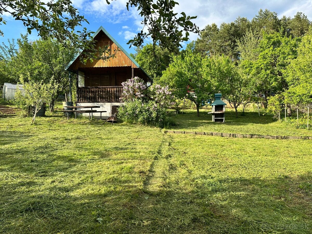 Záhrada s chatkou. - 3