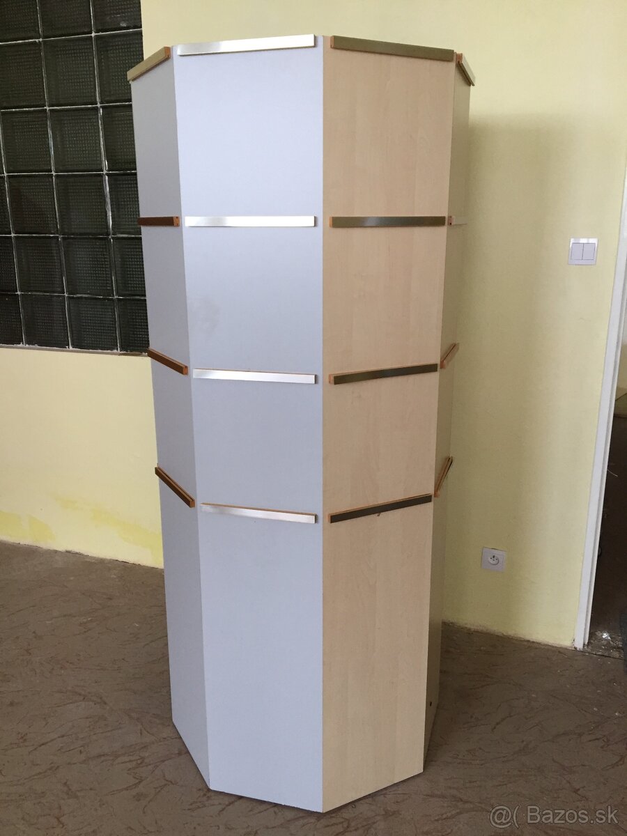 Prezentačný 3D panel na kolieskach. - 3