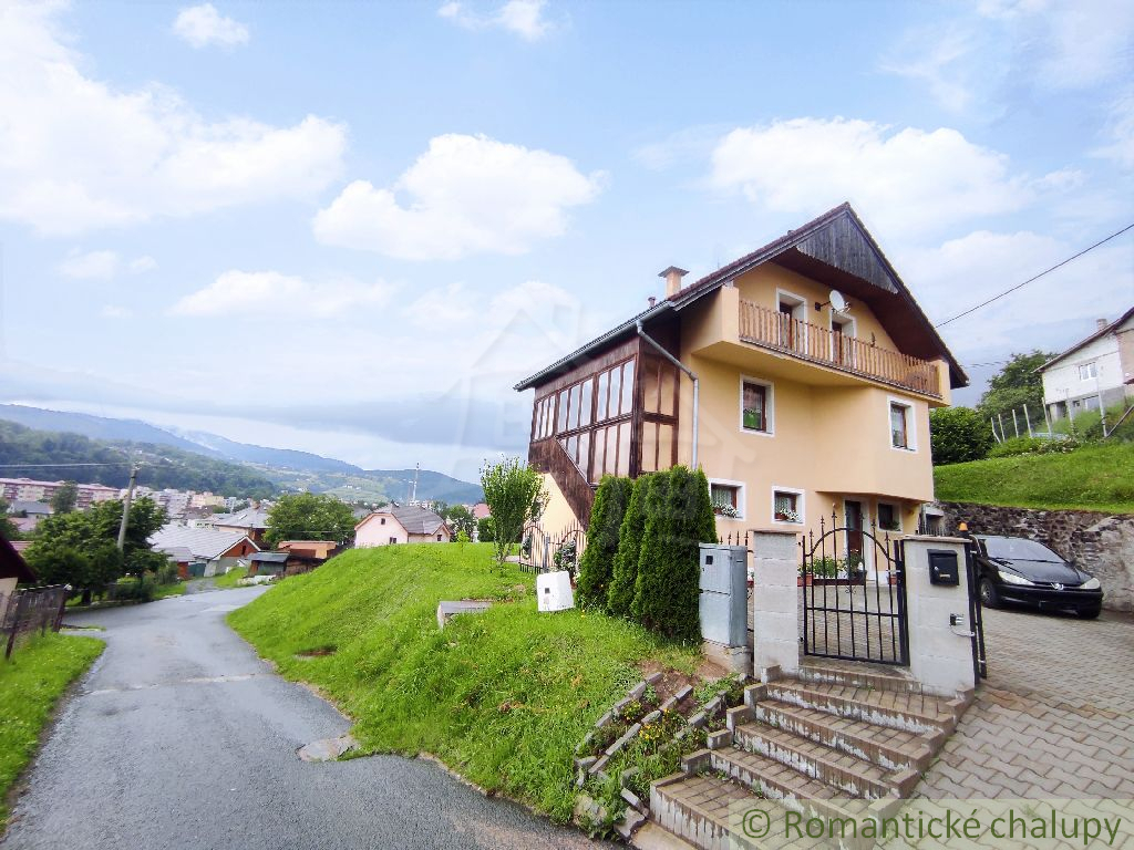 Priestranný rodinný dom s peknými výhľadmi v Hriňovej - 3