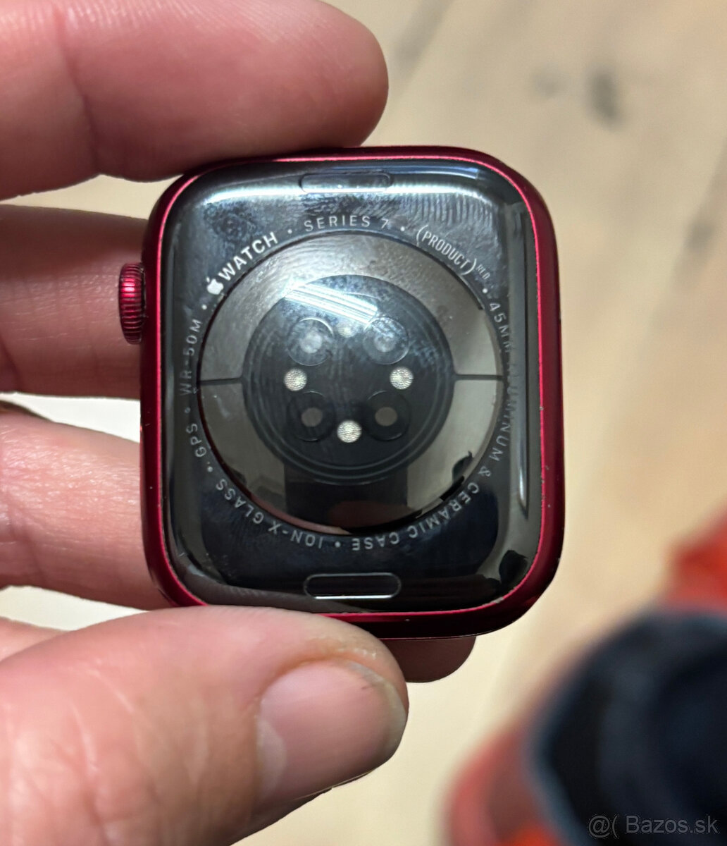 Apple Watch 7 - 45mm (Product Red) - 3