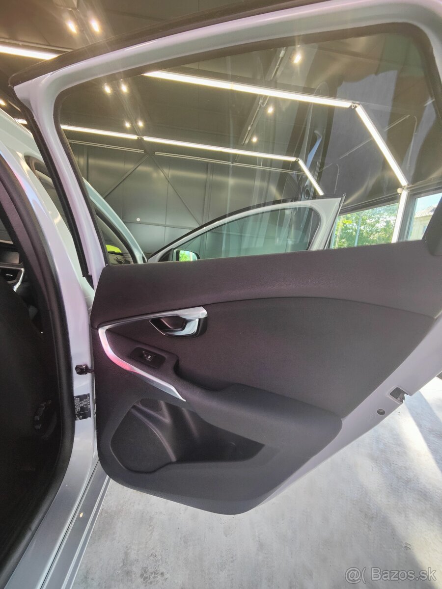 Volvo V40 2.0 benzín, r.v. 2015 - 3