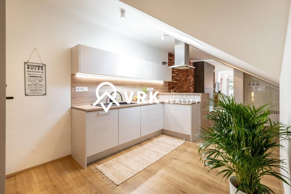 3 IZBOVÝ BYT V CENTRE MESTA, VRÁTNA UL., KOŠICE - 3