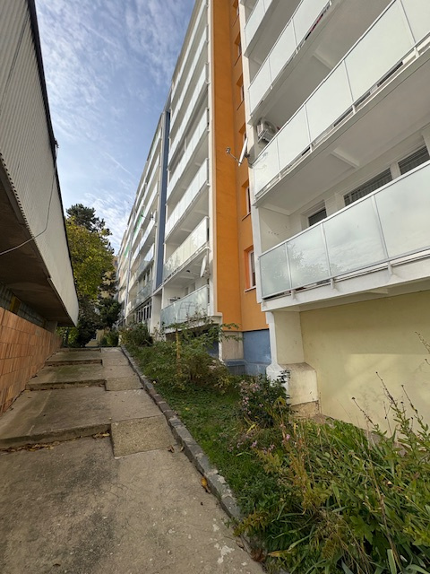 Kompletne zariadený 2-izbový byt Tilgnerova komplet 800,-Eu - 3