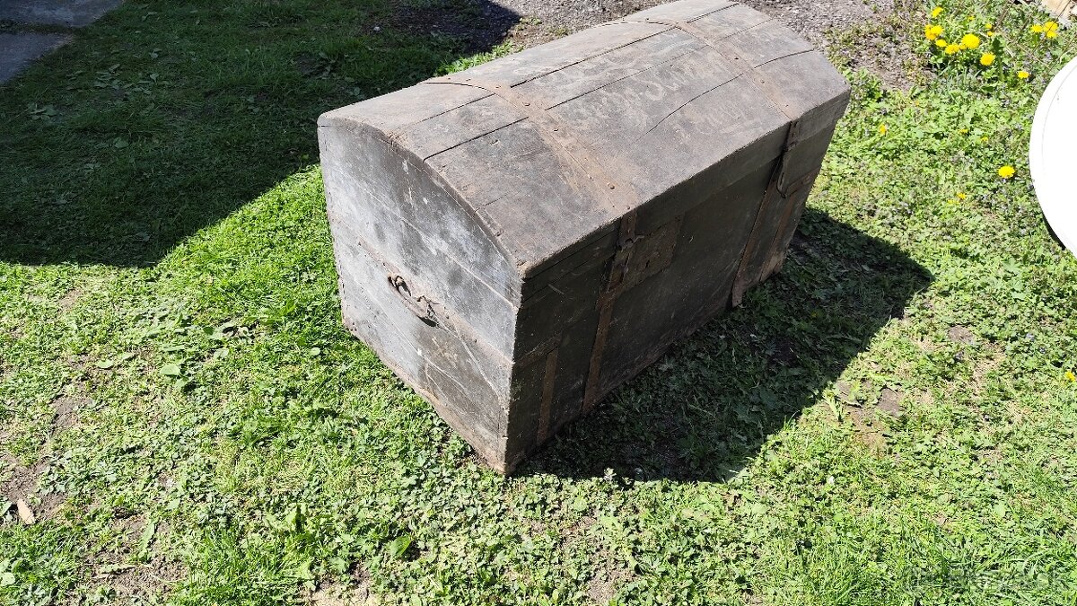 Starožitná drevená truhlica – unikátny kus histórie - 3
