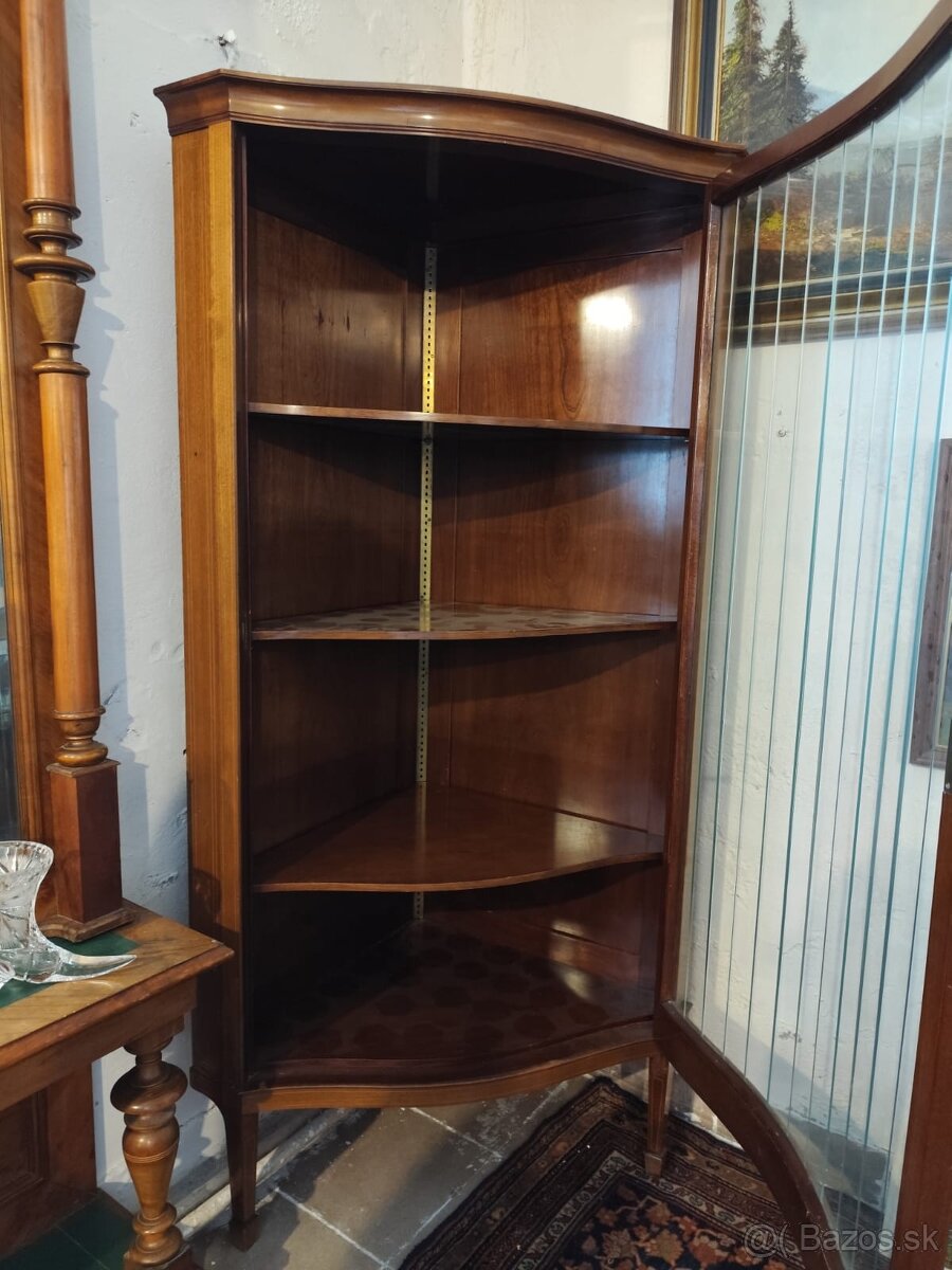 Rohová vitrína s prekladaným sklom - 3