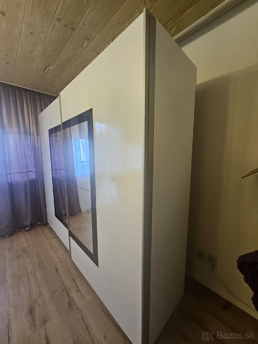 Šatníková elegantná skriňa so zrkadlom – biela s leskom - 3