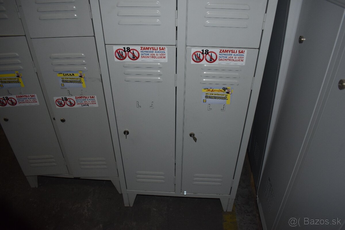 4-dverová šatníková skriňa s krátkymi dverami, s nožičkami - 3