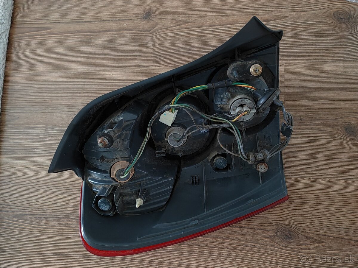 Mazda 323f zadné svetlá - 3