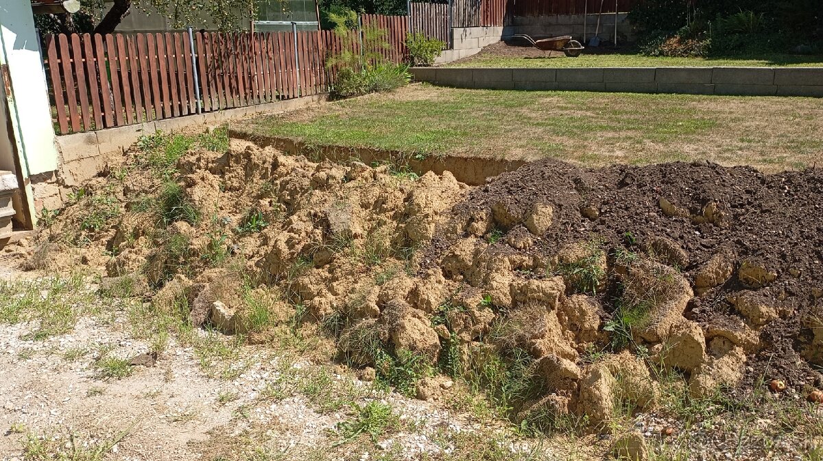 Stavebná suť a zemina. - 3
