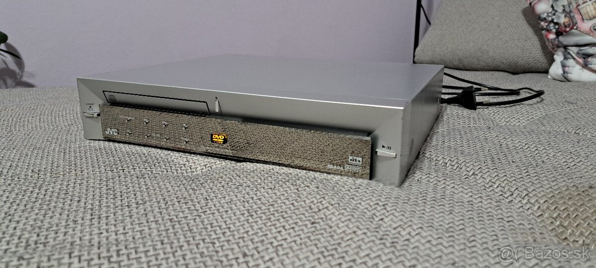 Zosilňovač JVC - 3