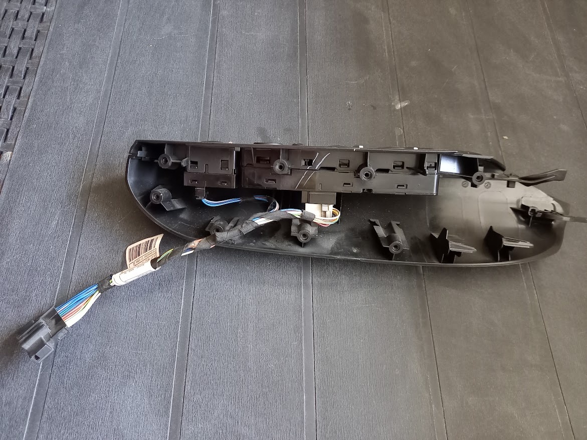 BMW X3 F25 ovládač na ľavých dverách - 3