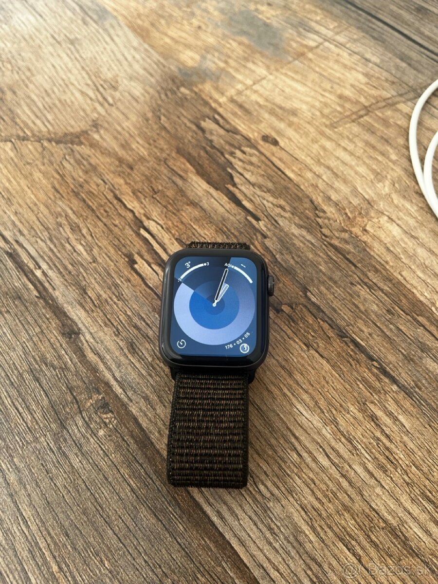 Hodinky Apple Watch 4 - 44m - 3