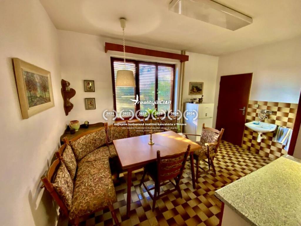 Na predaj priestranný 4 izbový rodinný dom s garážou a záhra - 3