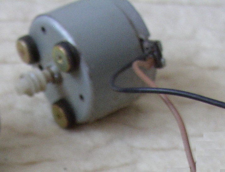 2x Staré motorčeky (z magnetofónu, harddisku) - 3