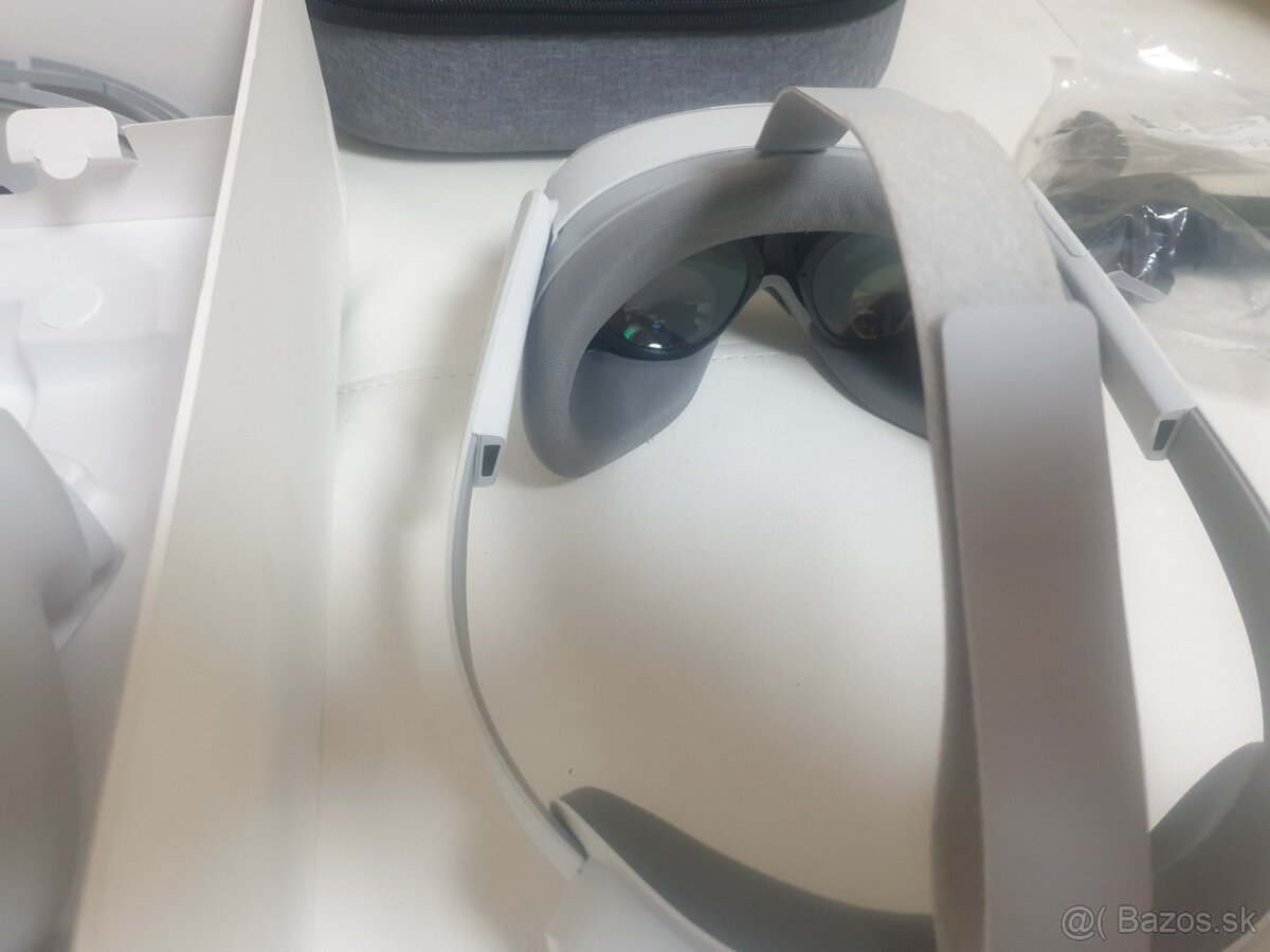 Pico 4 s prislusenstvom a hramy. - 3