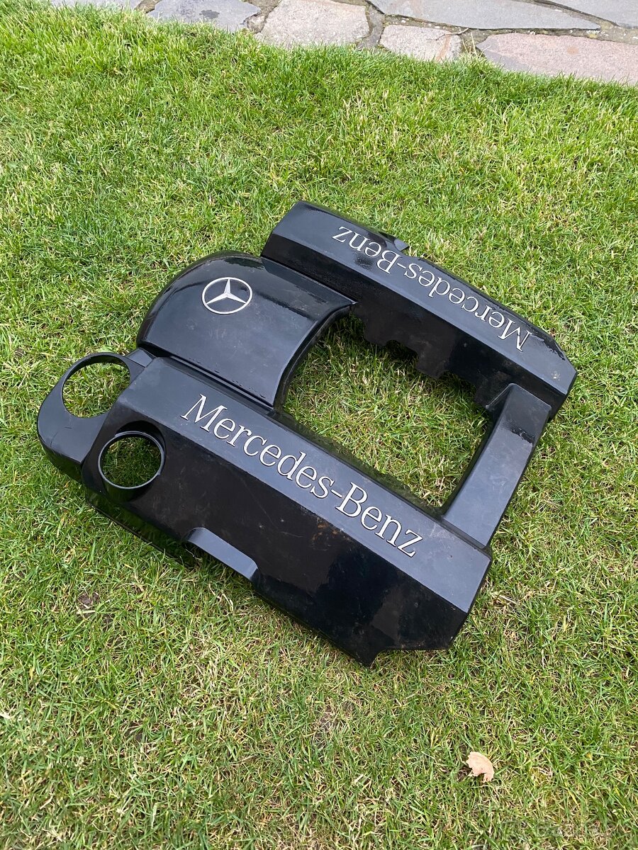 Kryt motora Mercedes 3.0 v6 - 3