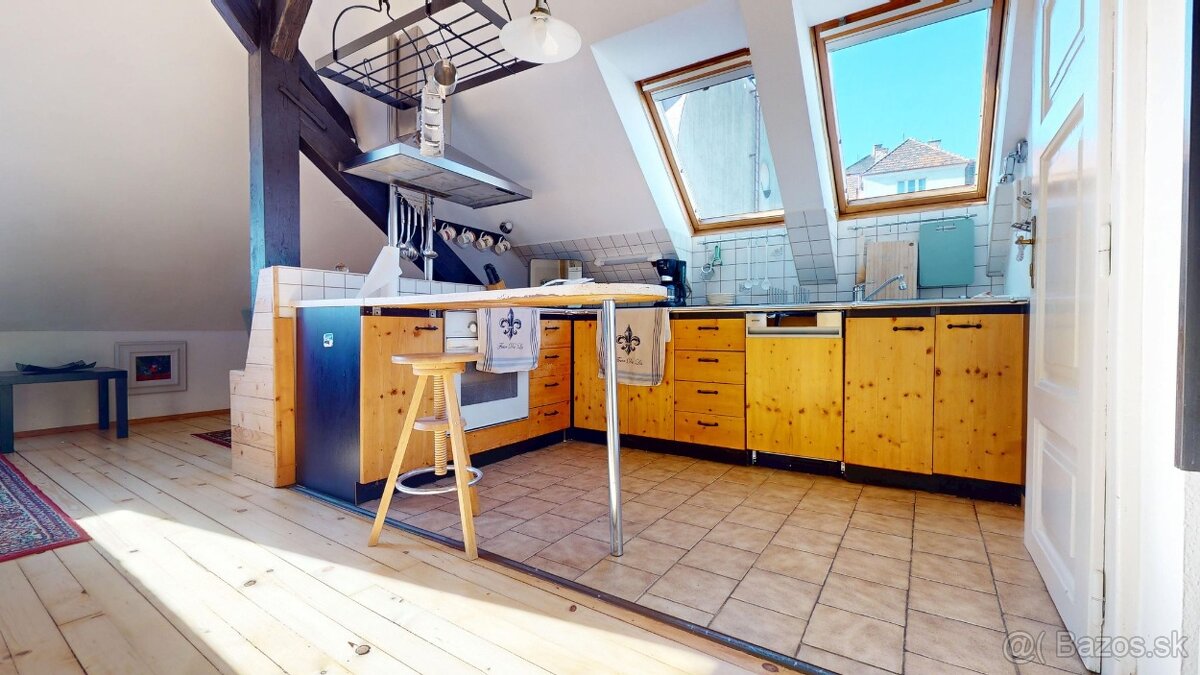 3 izb. PODKROVNÝ BYT PRI HRADE - Tvarožkova ul.- Staré Mesto - 3