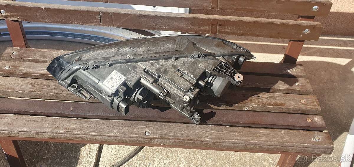 pravé a ľavé predné svetlo vw touran 5TB - 3