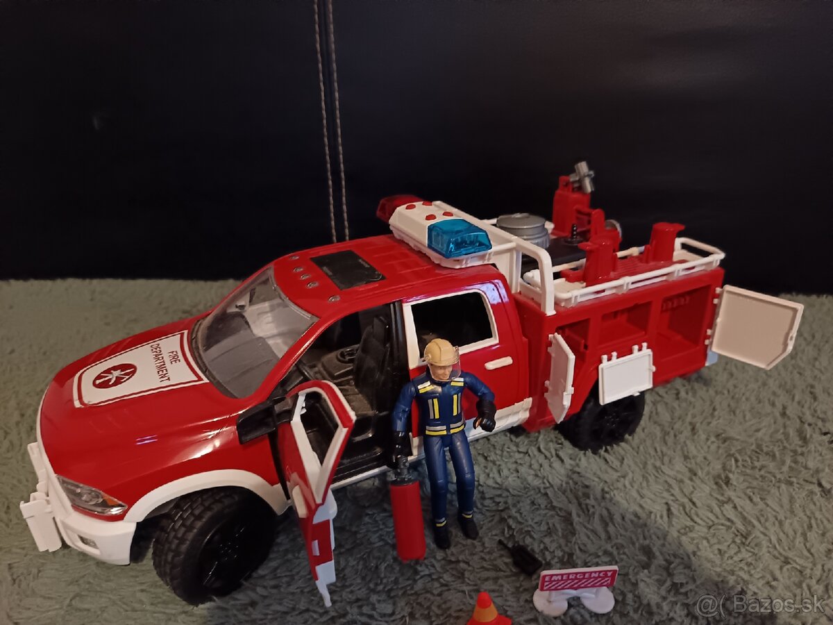 Predaj hračky Bruder: hasičské auto a hasič - 3