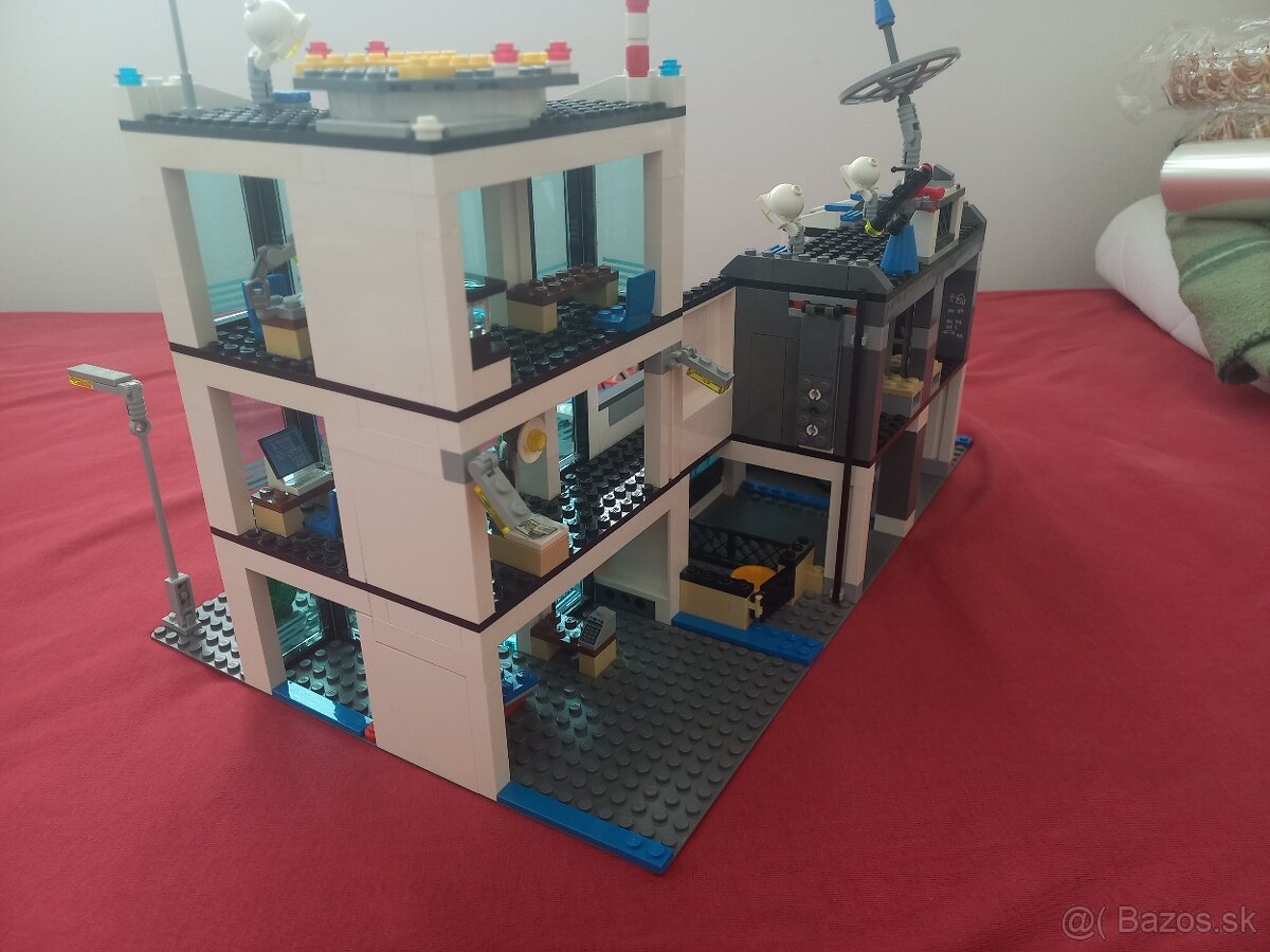 LEGO City 7498 Police station - 3