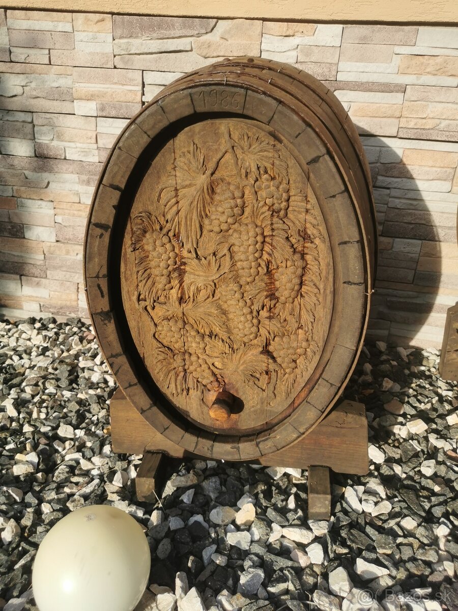 Vyrezávané drevené sudy a drevená noša na hrozno - 3