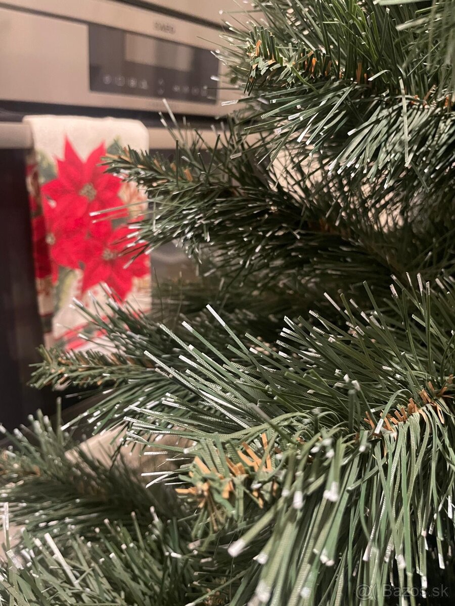 Umelý vianočný stromček - jemne zasnežená borovica - 3