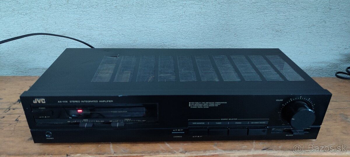 Zosilňovač JVC - 3