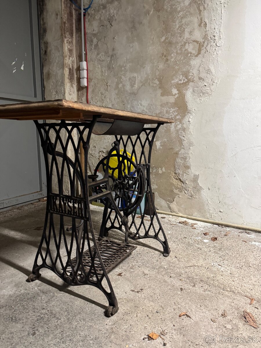 Liatinový rám na šijací stroj. - 3