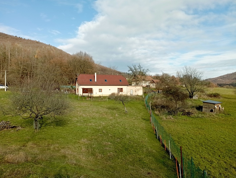 Vidiecka usadlosť po rekonštrukcii v obci Uhliská - 5993 m2 - 3