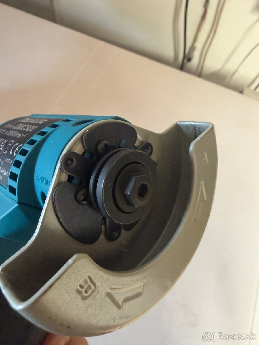 Makita DCM300 - 3