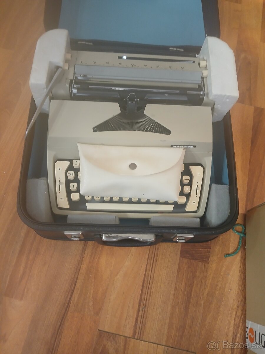 Starožitný pisací stroj zn Consul - 3