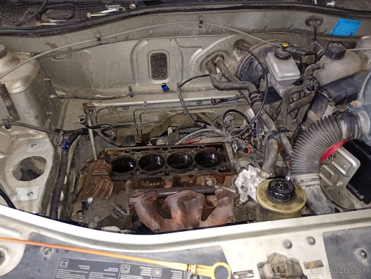 Predám daciu Logan 1.4 s poškodeným motorom - 3