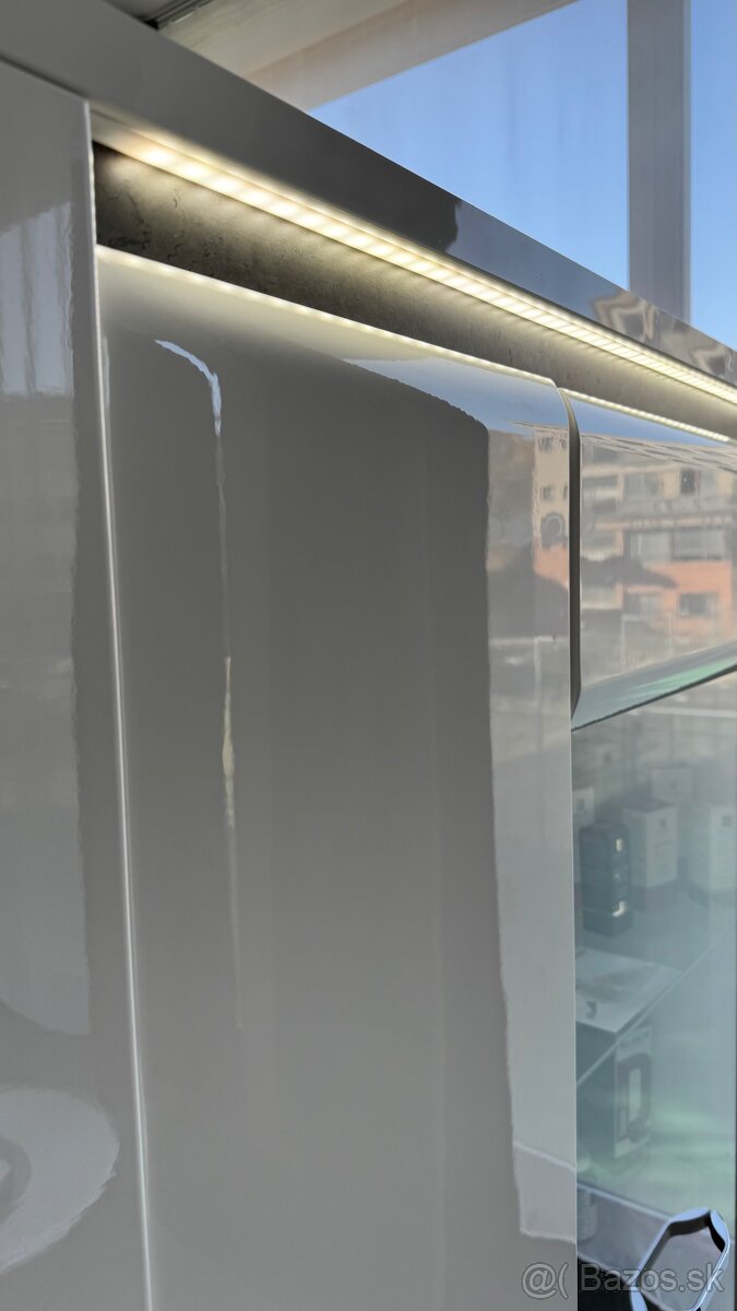 Krásna súprava biela lesklá komoda+skriňa s osvetlením - 3