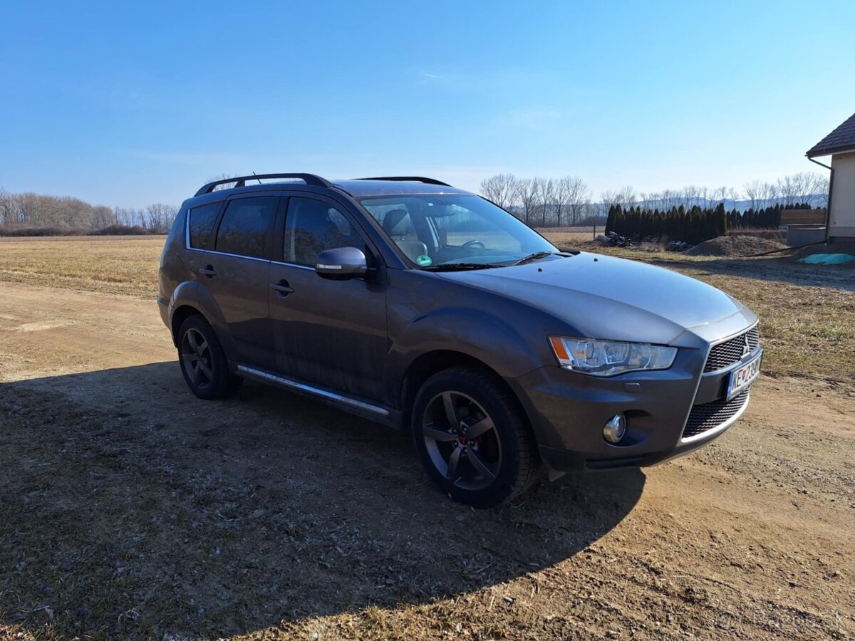 Mitsubishi Outlander SUV - 3
