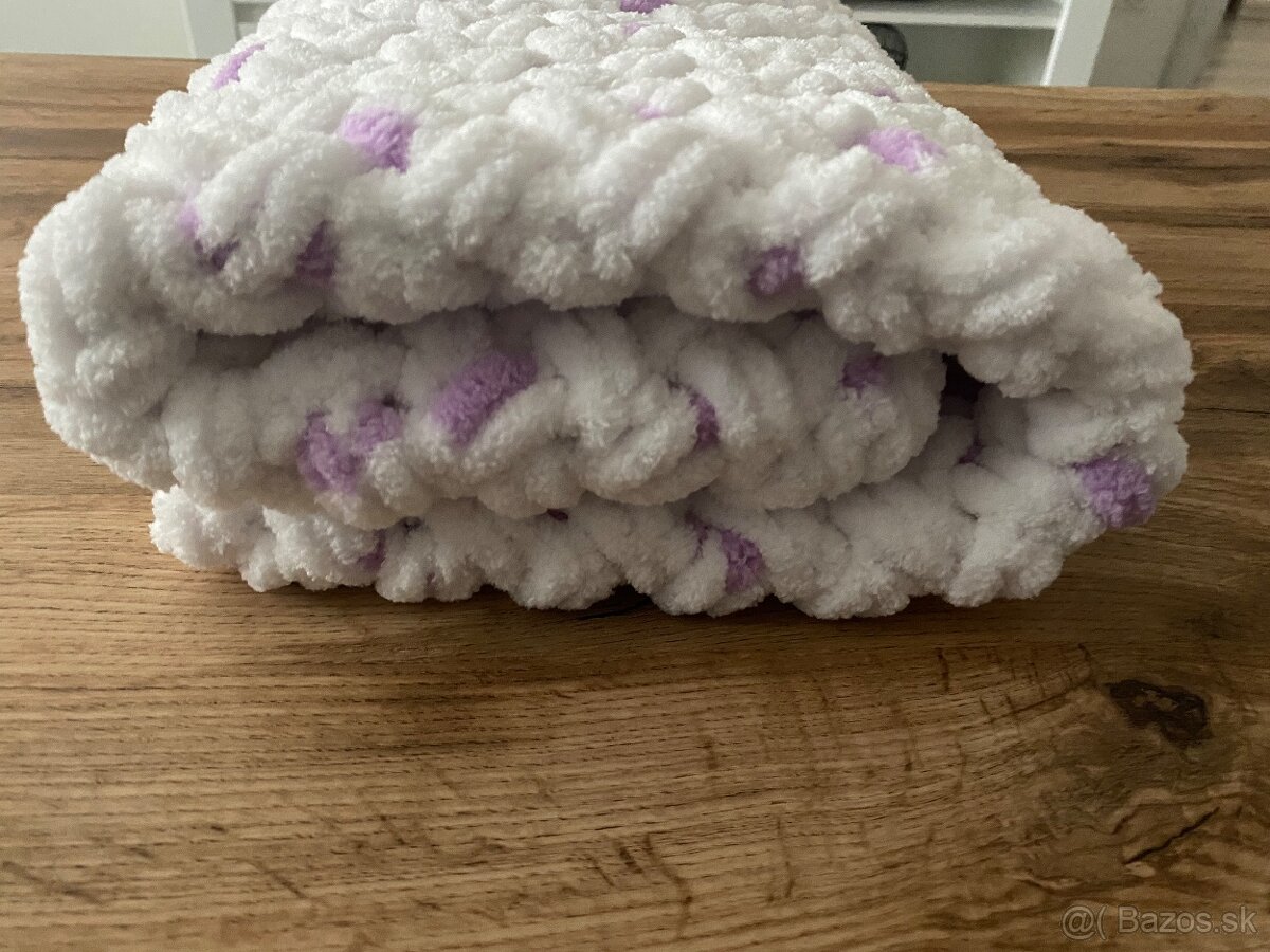 Háčkovaná bielofialová deka z jemnej eco vlny - 3