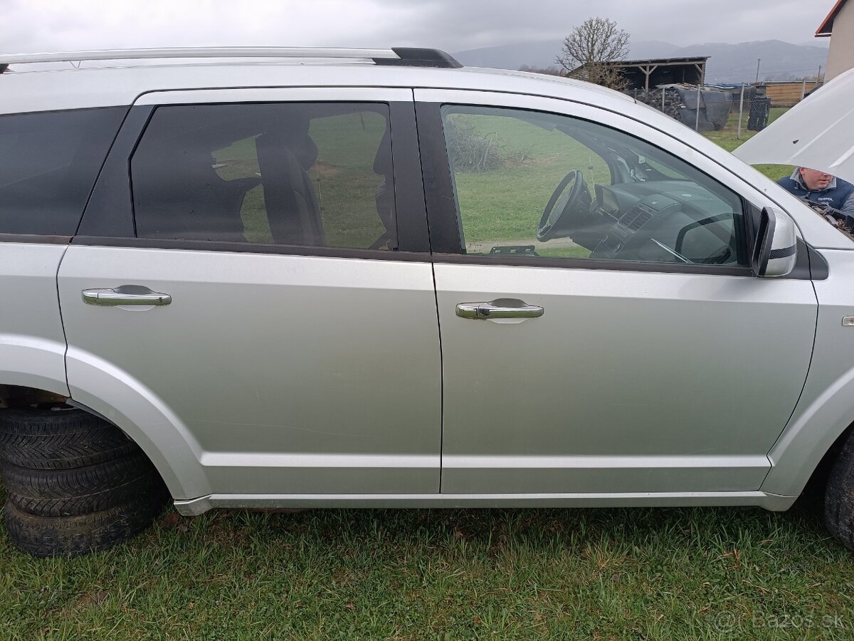 Dodge Journey. Pravé přední dveře - 3
