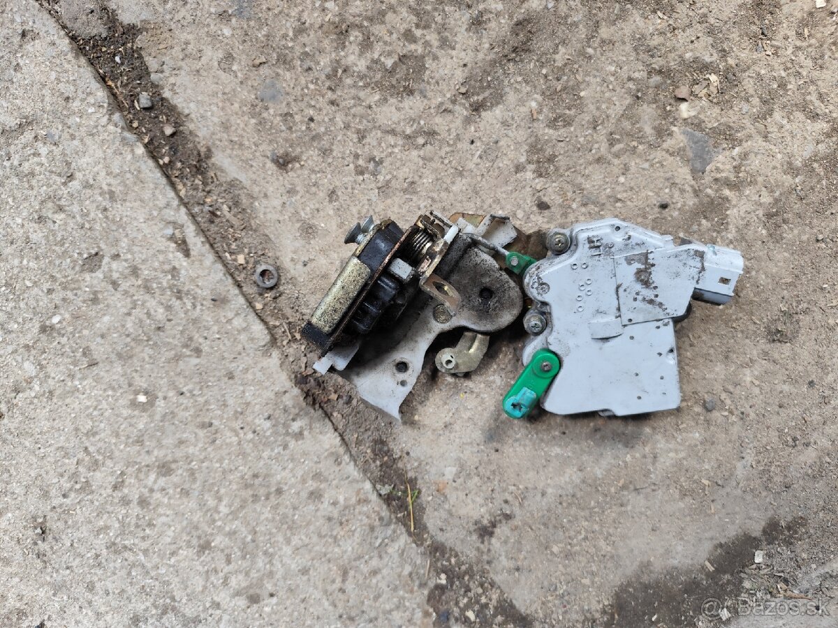 Zámok, centrál Nissan Terrano 2 - 3