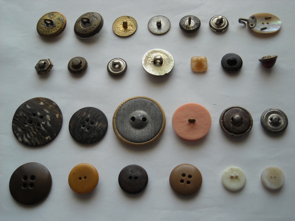 Vojenské gombíky a iné - 3