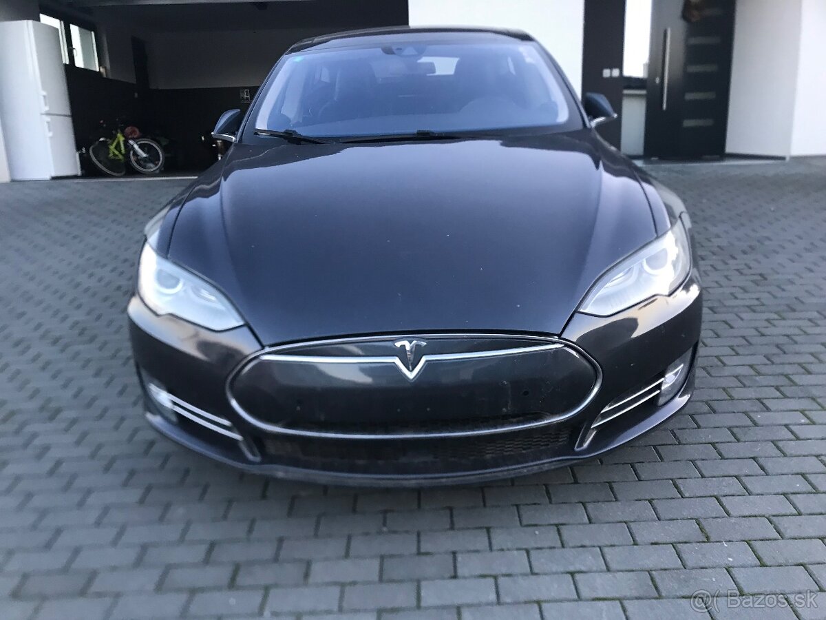 Tesla model S P85 bezplatne nabíjanie - 3