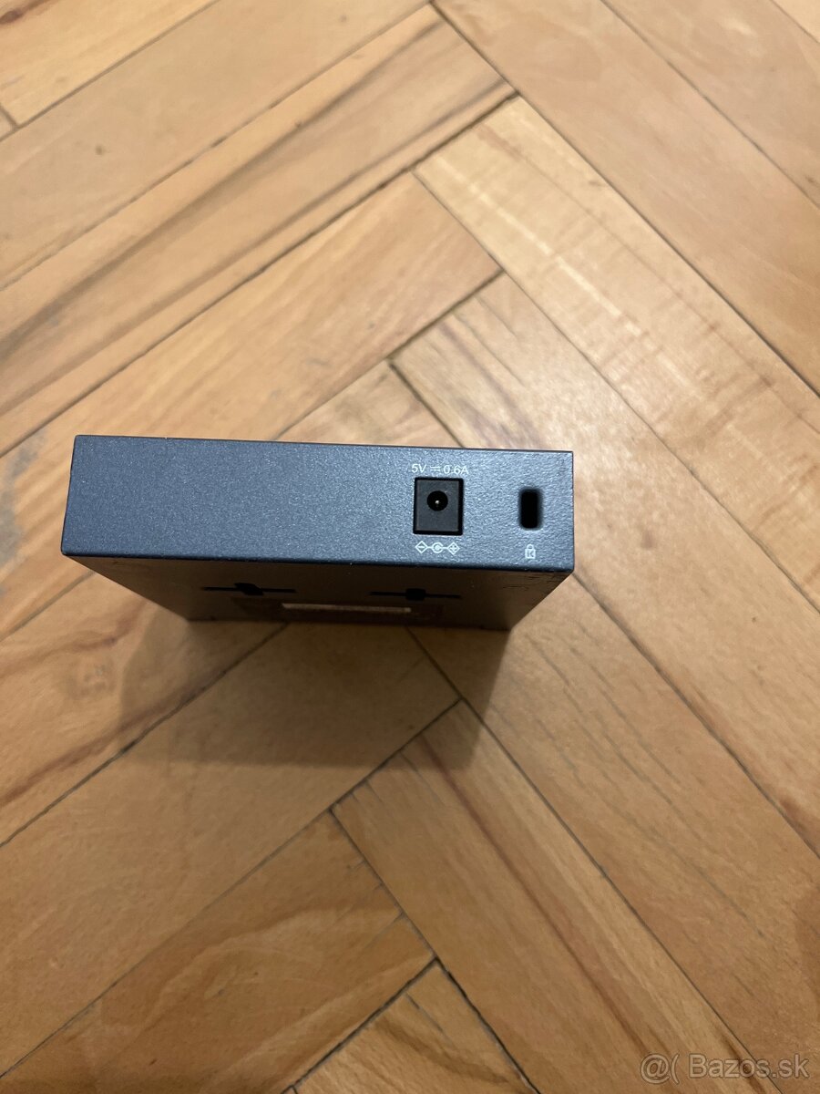 TP-Link TL-SG105 – 5 port Gigabit switch – 15 € - 3