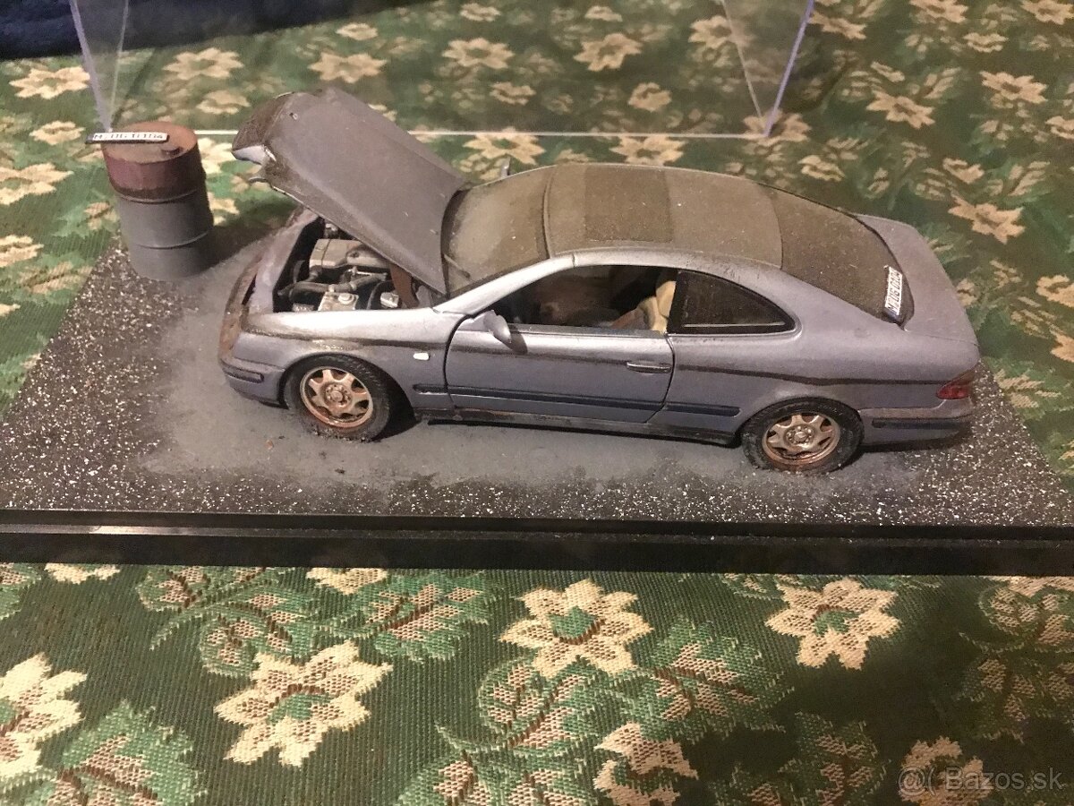 Mercedes 1:18 otvaratelny prerabka na vrakovisko (vitrínka) - 3