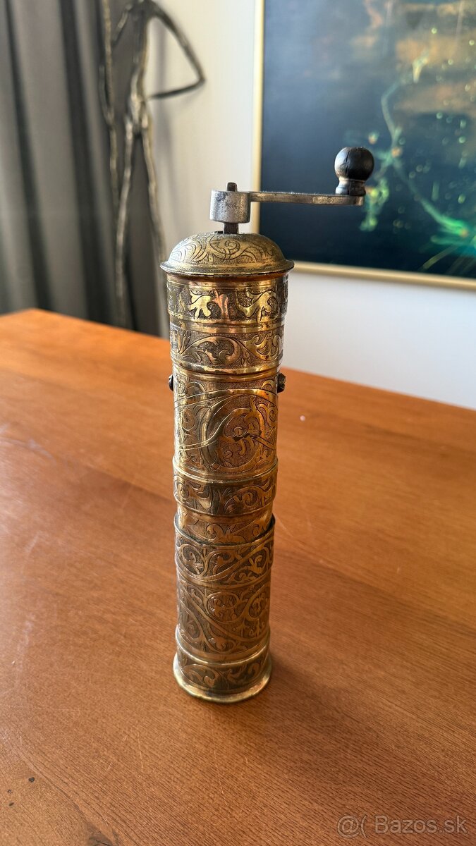 Mosadzný mlynček na korenie – orientálny štýl, ručne gravír - 3