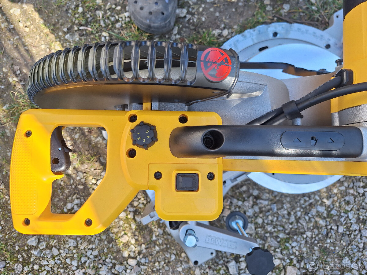 Pokosova pila DeWALT DWS 780 Q5 - 3