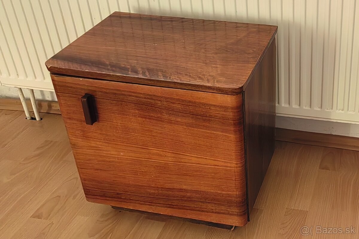 Posteľ, skrinky, stôl, stoličky, nočné stolíky, obrázky. - 3