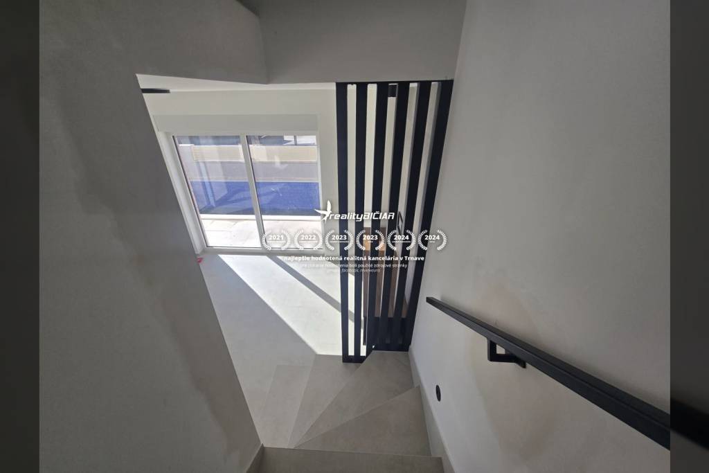 NIN - dvojdom s bazénom - 500 m od centra - 3